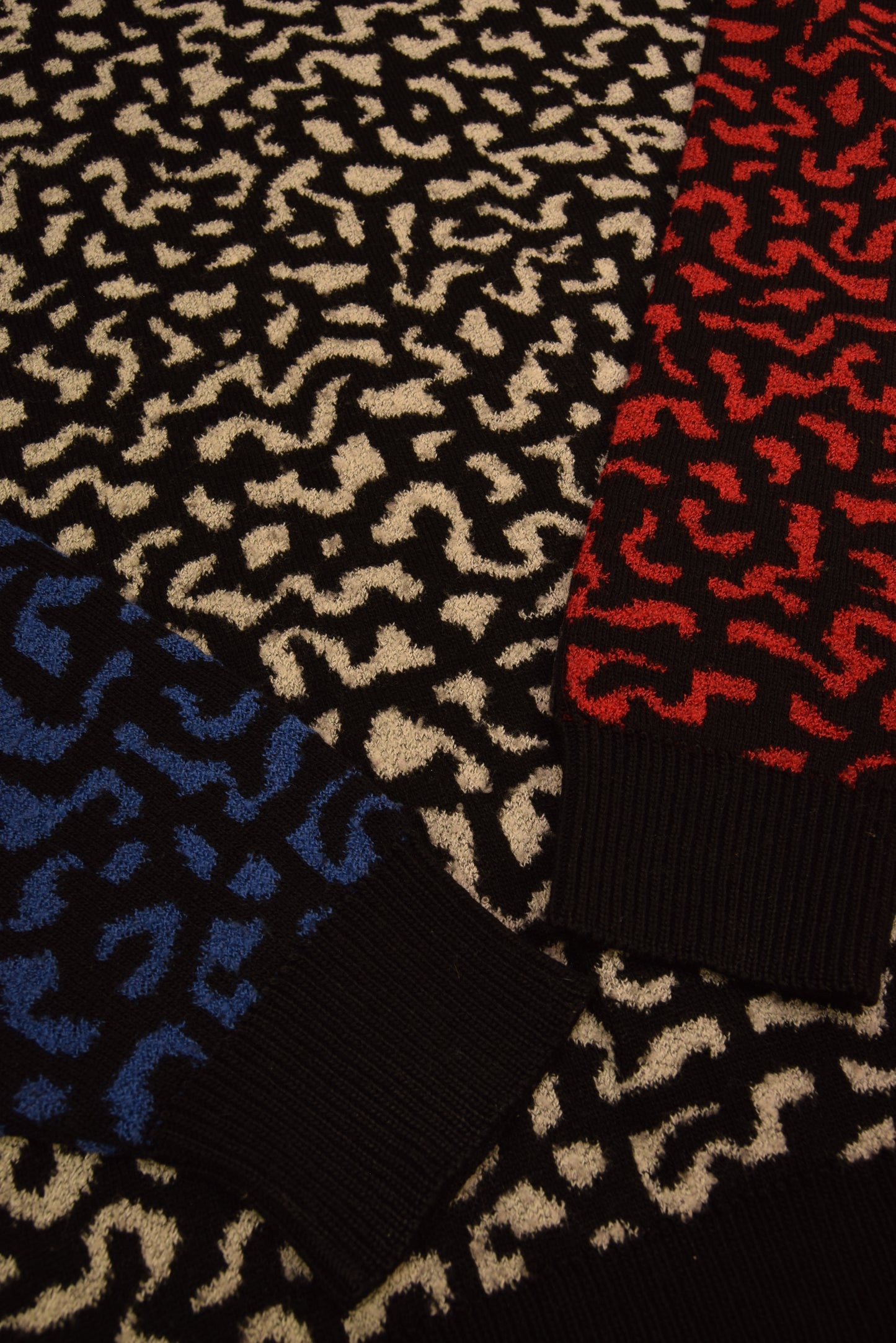 Vintage 90's Carlo Colucci Jumper Made in Germany Size M-L Abstract-Animal Pattern White Grey Red Blue