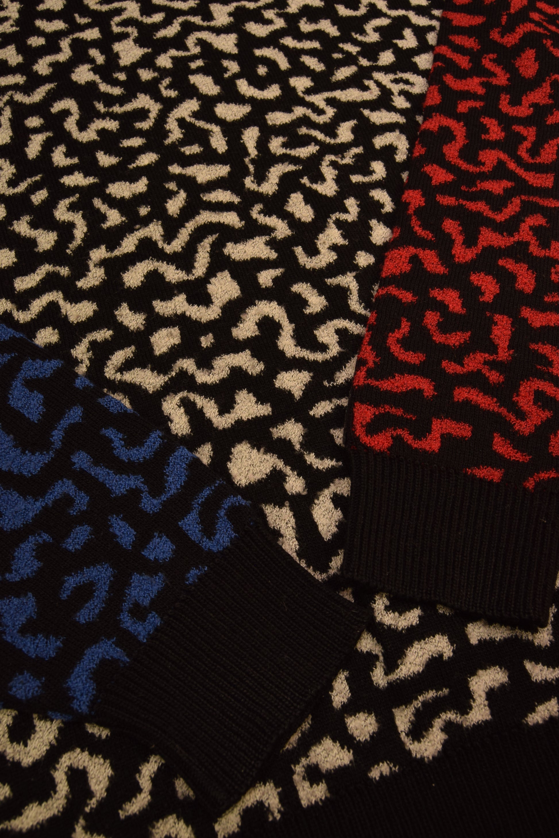 Vintage 90's Carlo Colucci Jumper Made in Germany Size M-L Abstract-Animal Pattern White Grey Red Blue