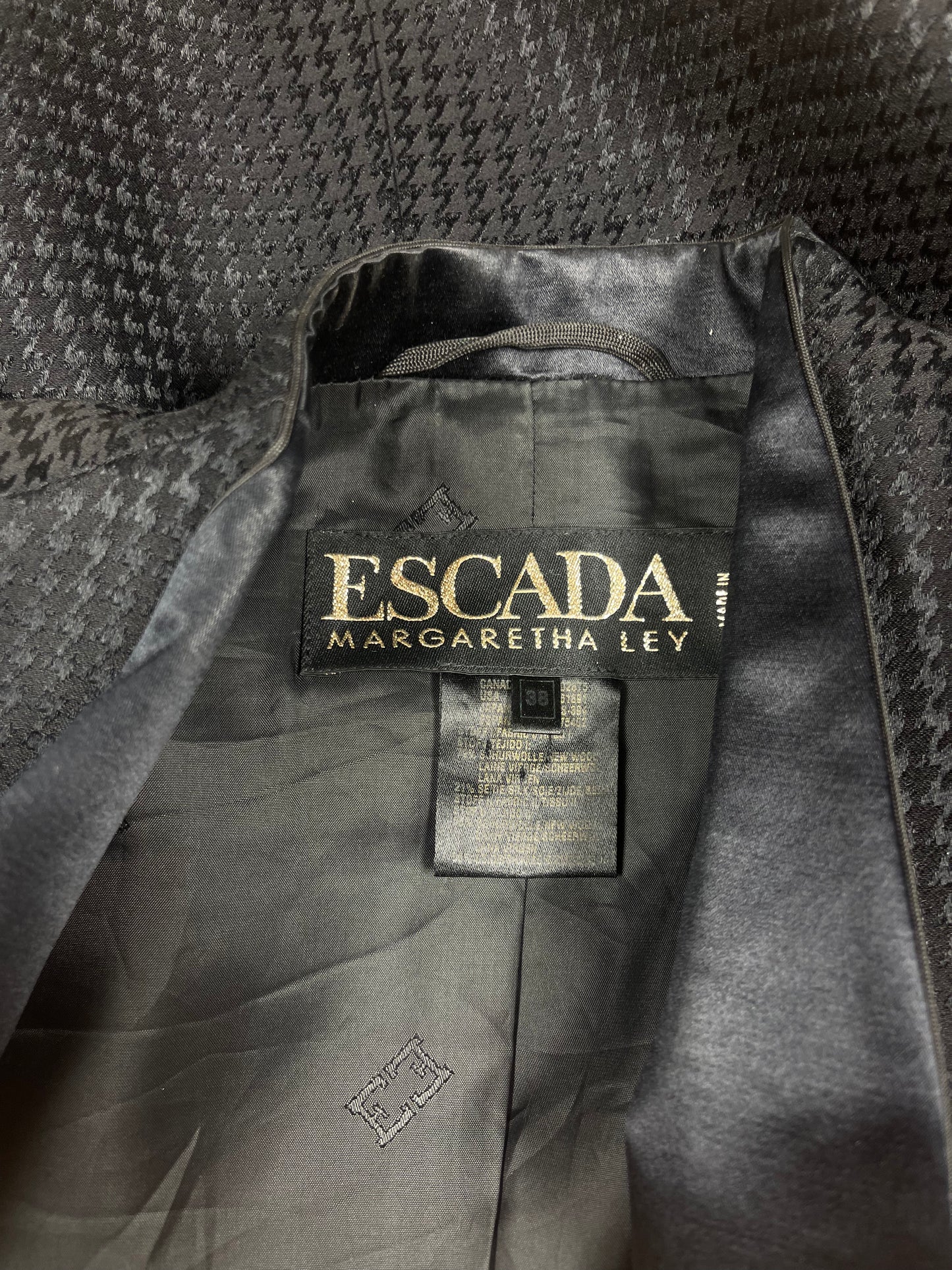Vintage 90s Escada Margaretha Ley Power Blazer Jacket – Evening Wear Luxury, Structured Shoulders, Sculpted Hourglass Silhouette with Pronounced Darts, Tailored Fitted Cambré Cut, Elongated Shawl Collar Tuxedo Style, Textured Jacquard, Made in Germany